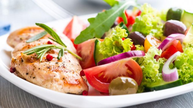gulay salad at isda sa isang diet sa protina